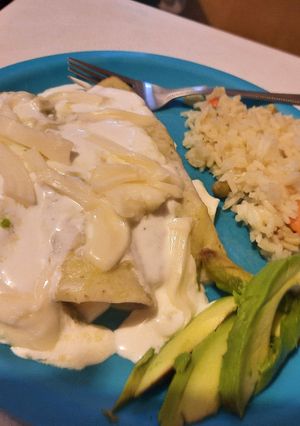 Una foto de Enchiladas verdes y arroz blanco