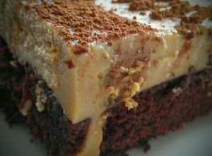 Una foto de Brownie-flan con centro de galletas bañadas en vino tinto!