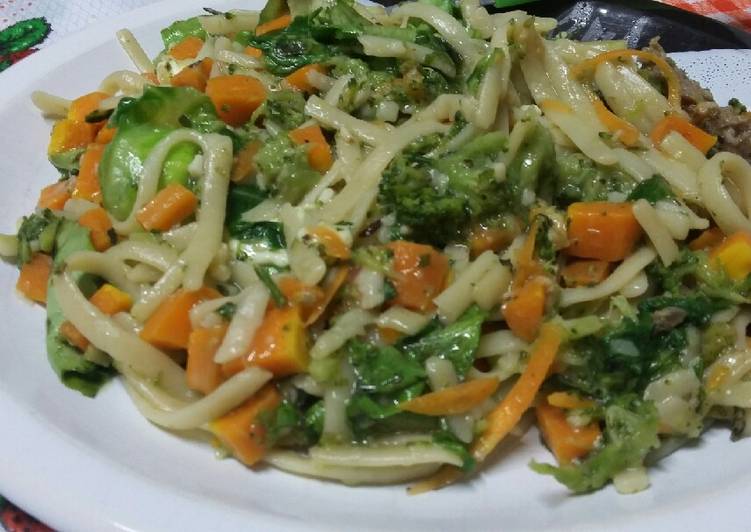 Macarrão com brocolis e cenoura