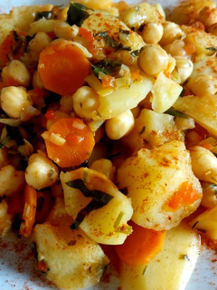 Una foto de Guisado de garbanzos, Kale y papas..