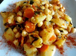 Una foto de Guisado de garbanzos, Kale y papas..