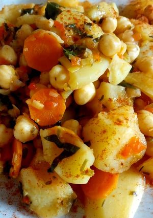 Una foto de Guisado de garbanzos, Kale y papas..