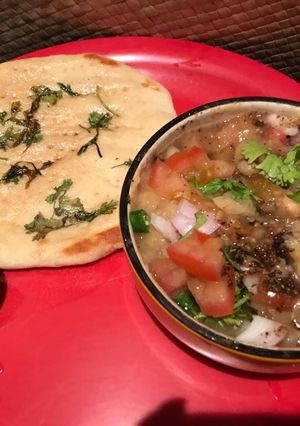 A picture of Roadside Chole Kulche.