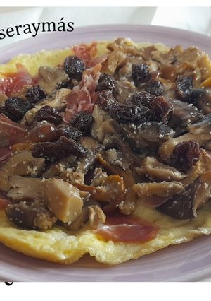 Foto principal de Tortilla abierta con setas y pasas
