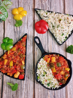 વેજીસ ઇન રેડ સોસ વીથ ગાર્લિક હર્બ રાઇસ (Veggies in red sauce) રેસીપી મુખ્ય ફોટો