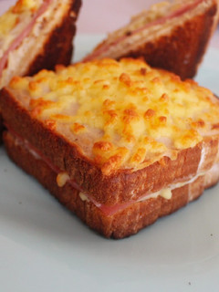 Una foto de Sándwich con salsa bechamel 🍞