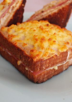 Una foto de Sándwich con salsa bechamel 🍞
