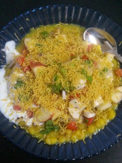 क्विक आलू टिक्की चाट (Quick aloo tikki chat recipe in Hindi) रेसिपी मुख्य फोटो