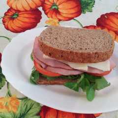 Una foto de Sándwich de jamón braseado