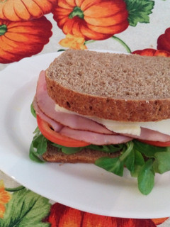 Una foto de Sándwich de jamón braseado