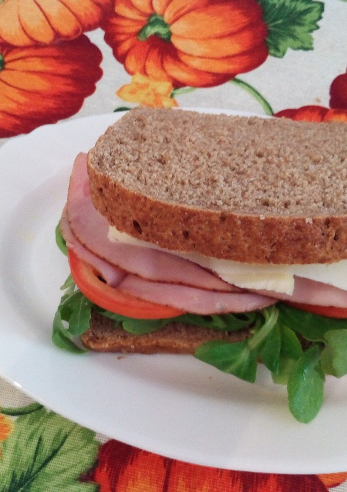 Una foto de Sándwich de jamón braseado