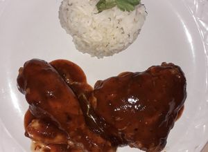 Una foto de Pollo al chipotle y catsup con arroz blanco (sin grasa)