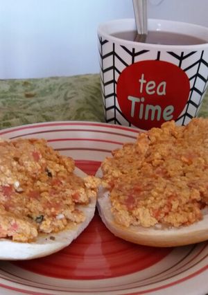 Una foto de Huevos con tomate