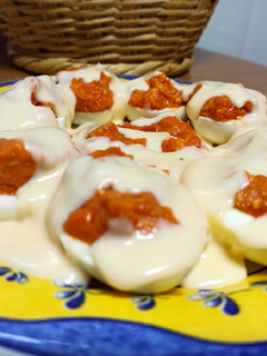Una foto de Huevos rellenos de atún con bechamel Thermomix
