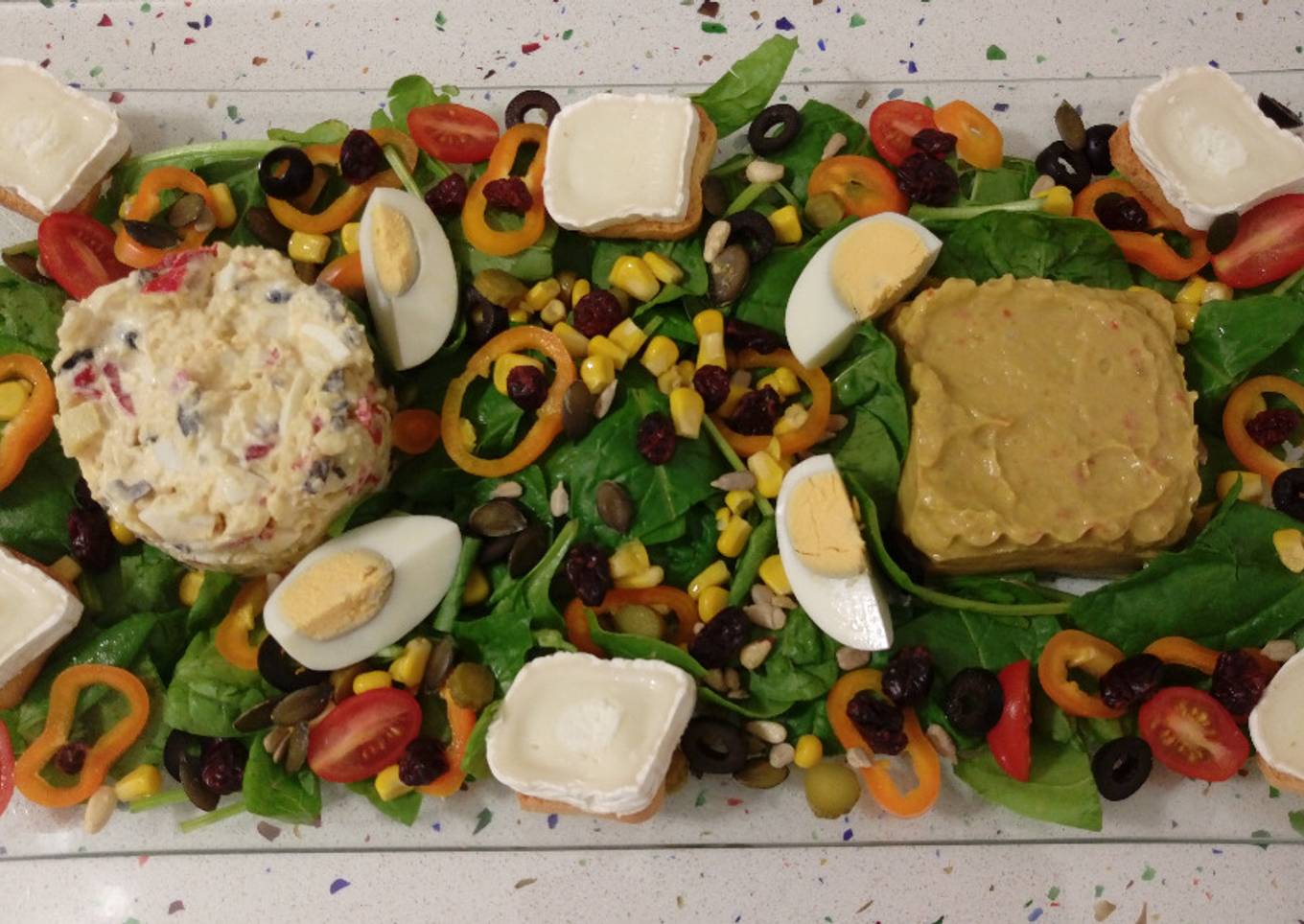 Ensalada de espinacas con guacamole y patatas aliñadas