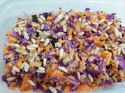 Una foto de ensalada repollo morado y zanahoria