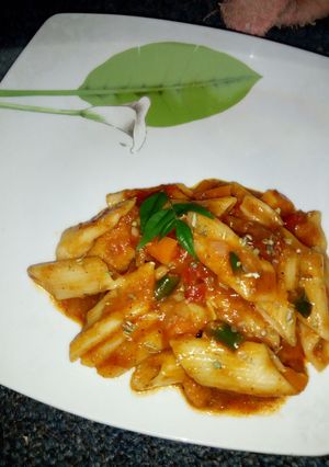 A picture of Veggie saucy pasta.