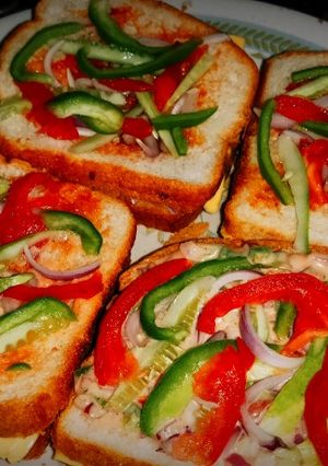 वेजिटेबल चीज़ सैंडविच (Vegetable cheese sandwich recipe in hindi) रेसिपी मुख्य फोटो