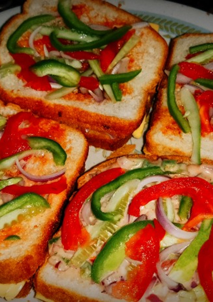 वेजिटेबल चीज़ सैंडविच (Vegetable cheese sandwich recipe in hindi) रेसिपी मुख्य फोटो