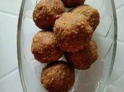 A picture of gud ke laddu