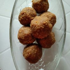 Gud papadi laddoo A picture of Gud papadi laddoo.