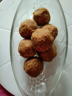 A picture of Gud papadi laddoo.