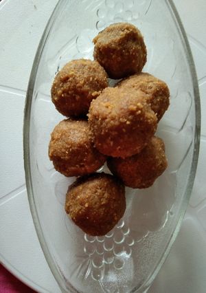 A picture of Gud papadi laddoo.