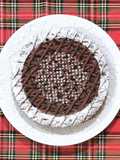 Crostata con frolla al cacao miele spezie e confettura di frutti di bosco