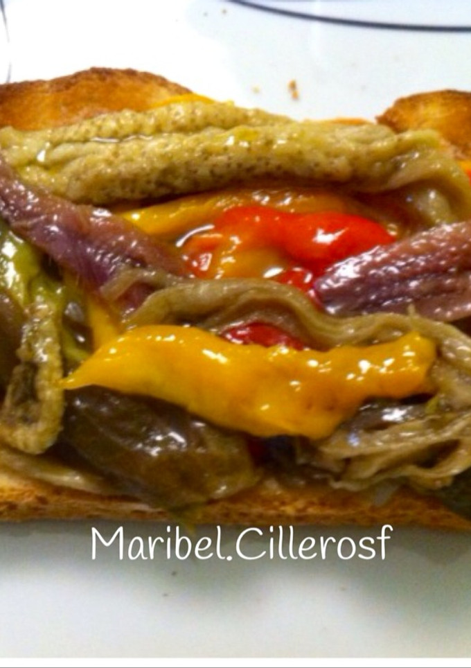 Una foto de Tosta de escalivada con anchoas