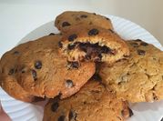 Gambar choco chip cookie lumer