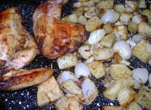 Una foto de Pollo al horno con papas y cebollines