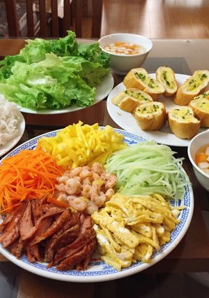 Hình của món Bún cuốn ăn cùng bánh mỳ nướng bơ hành.