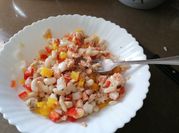 Una foto de ensalada de alubias blancas de bote