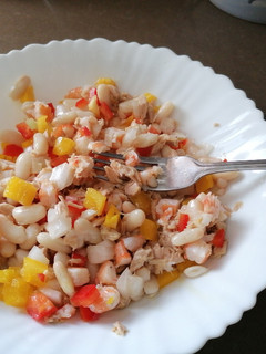 Una foto de Ensalada marinera de judías blancas