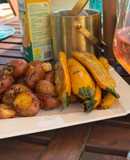 Rozmaringos krumpli paradicsommal és sárga cukkini grillen