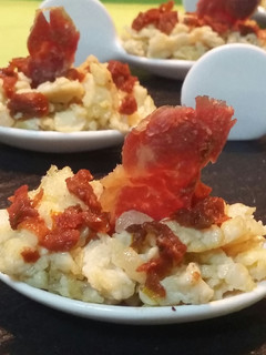 Una foto de Cucharas de tortilla con tomates secos y crujiente de jamón