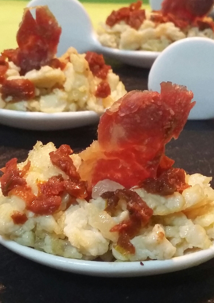 Una foto de Cucharas de tortilla con tomates secos y crujiente de jamón
