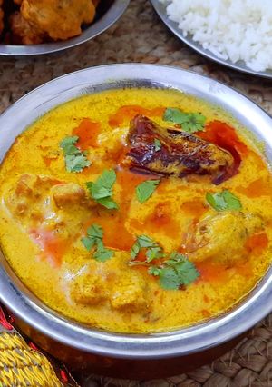 A picture of Punjabi Kadhi Pakora with Rice.