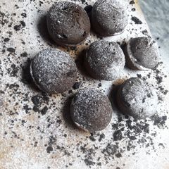 A picture of Mini Oreo chocolate cupcakes.