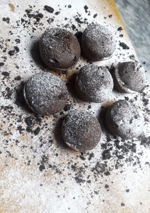 A picture of Mini Oreo chocolate cupcakes.