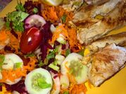 Una foto de ensalada de apio y pepino