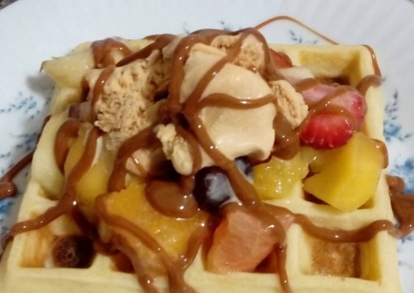 Waffles con ensalada de frutas y helado