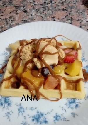 Una foto de Waffles con ensalada de frutas y helado