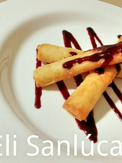 Una foto de Rollitos de pasta filo, queso y jamón con salsa de arándanos