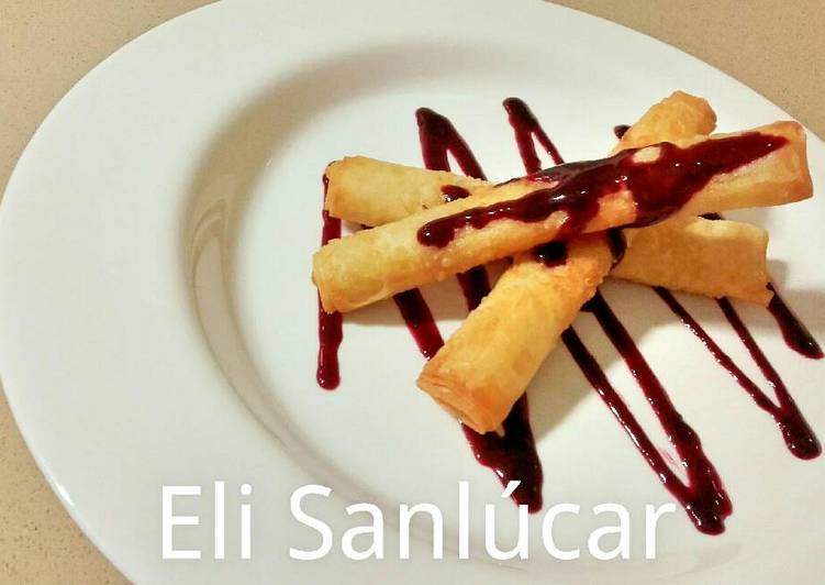 Rollitos de pasta filo, queso y jamón con salsa de arándanos