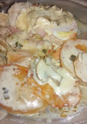 Una foto de Arrollado de pollo con papas españolas y salsa de hongos