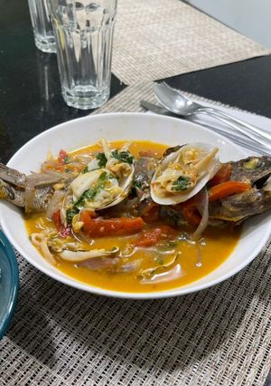 Una foto de Sudado de cabrilla (pescado) peruano