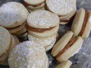 Una foto de alfajores maicena veganos