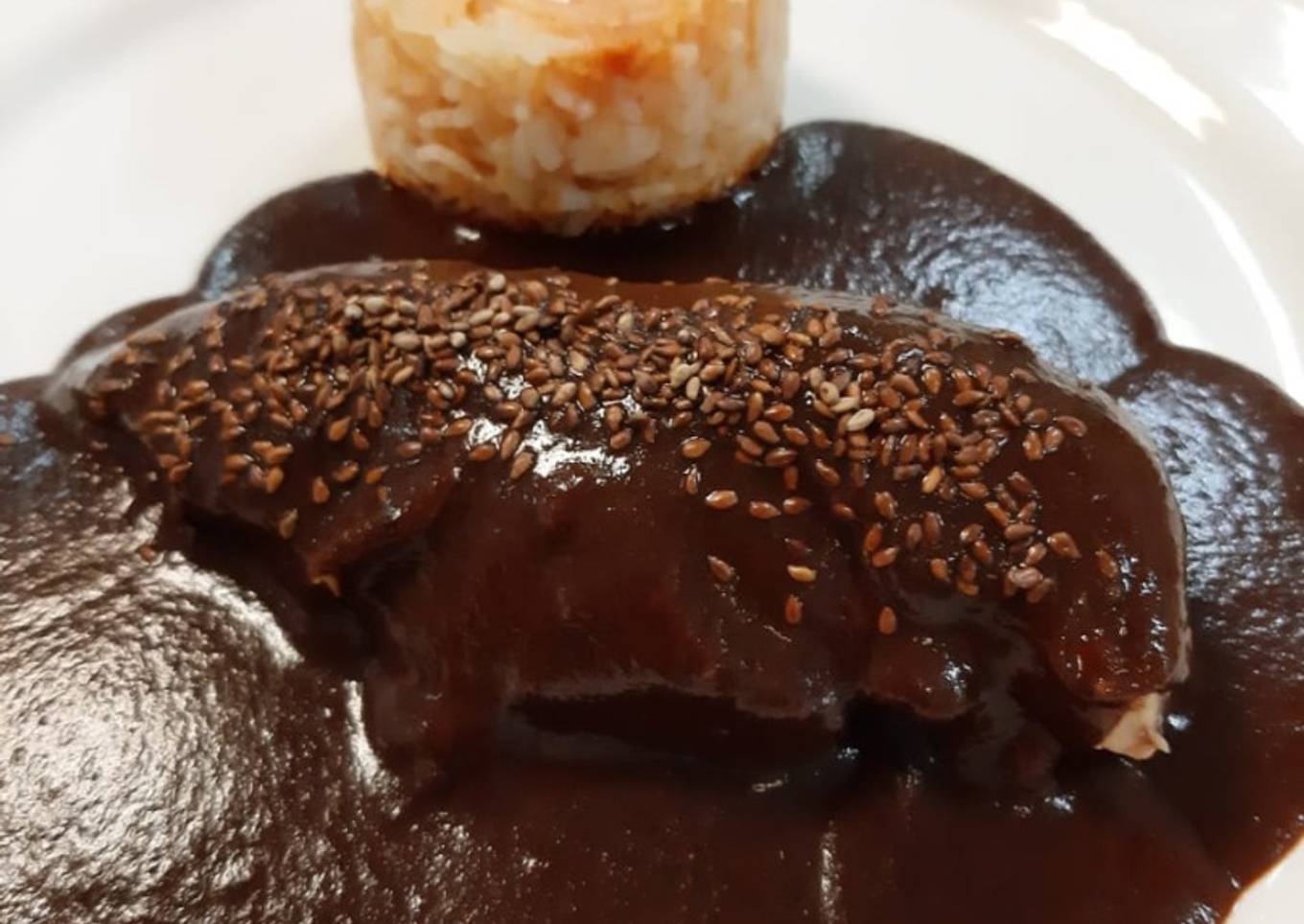 Mole poblano con arroz rojo (Puebla)