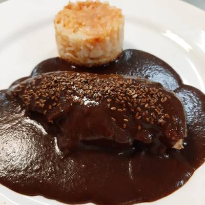 Mole poblano con arroz rojo (Puebla) Receta de Quique Borrayo Sampayo-  Cookpad